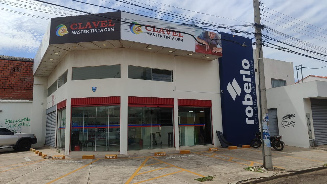 Equipo de Pinturas Clavel en sucursal